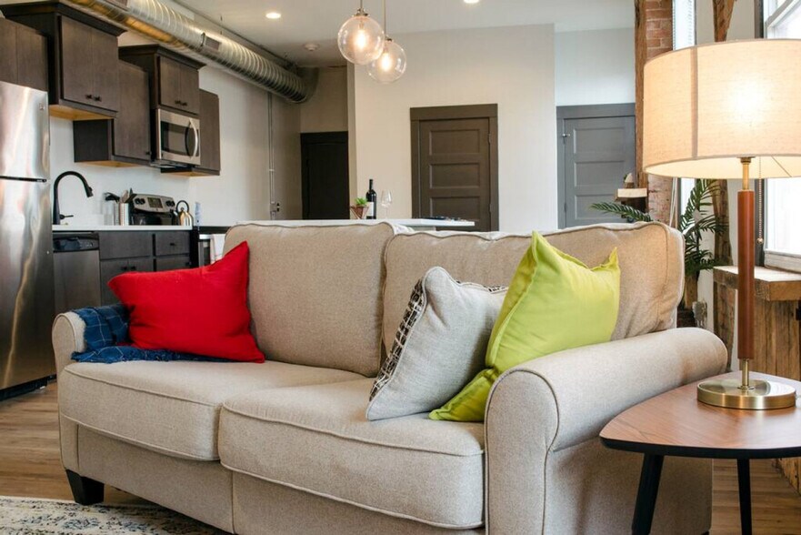 Building Photo - 1424 Pleasant St