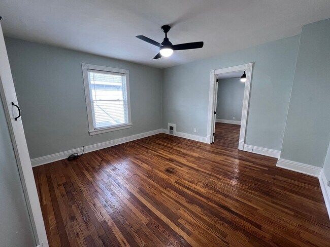 Building Photo - East Hills upper duplex!