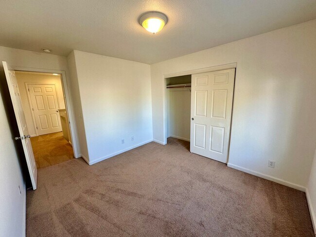 Building Photo - Spacious 2 Story Townhouse Available NOW!