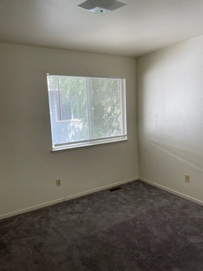 Building Photo - 4005 Pheasant Dr