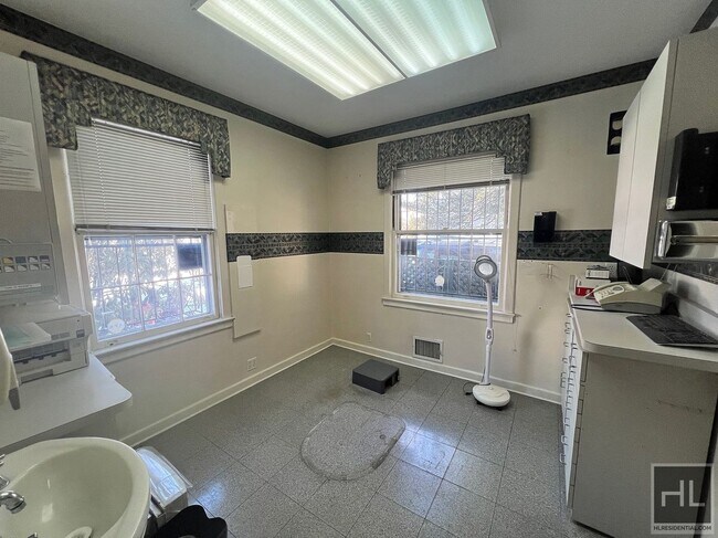 Building Photo - Medical Office available in New Dorp!