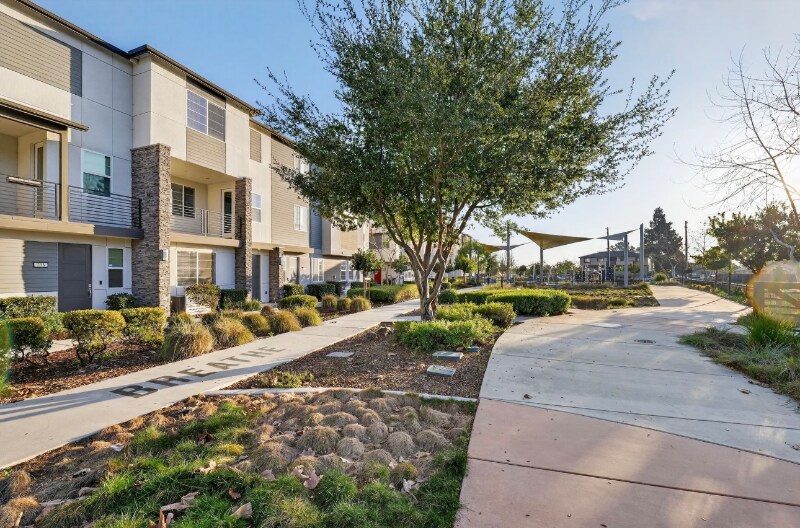 Building Photo - 392 Line St