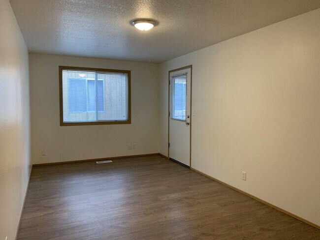 Building Photo - Quiet 4 bedroom two bath home in Aloha
