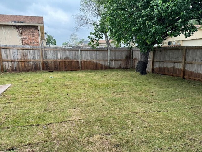 Building Photo - 4716 Roberts Dr