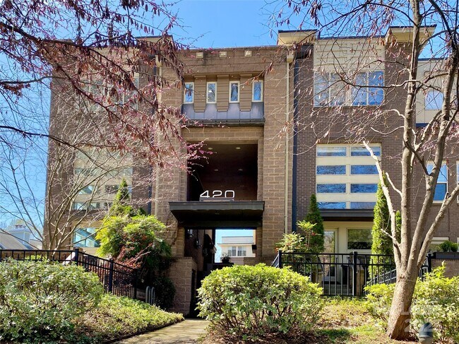 Primary Photo - 420 Queens Rd