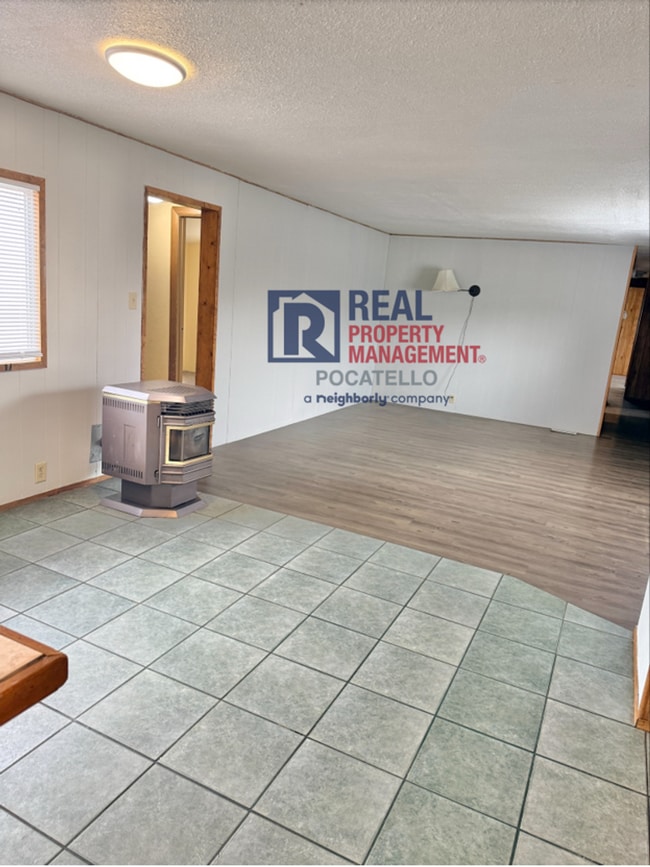 Building Photo - 3 bedroom 1 bath Mobile Home