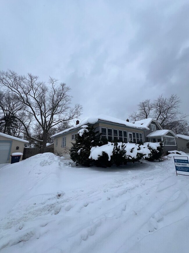 Building Photo - Lovely 2 Bedroom Southside Holland