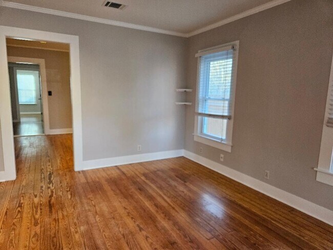 Building Photo - 110 Lexington Rd