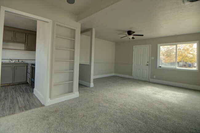 Building Photo - Pet Friendly Kearns Home