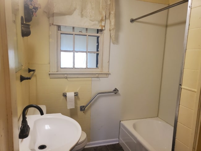 Building Photo - 724 Kings Rd