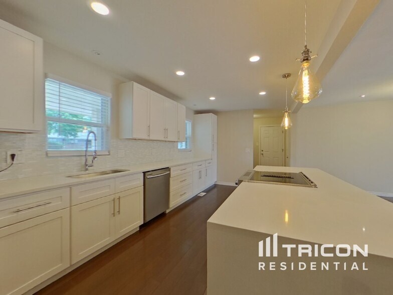 Building Photo - 2337 S Elm Dr
