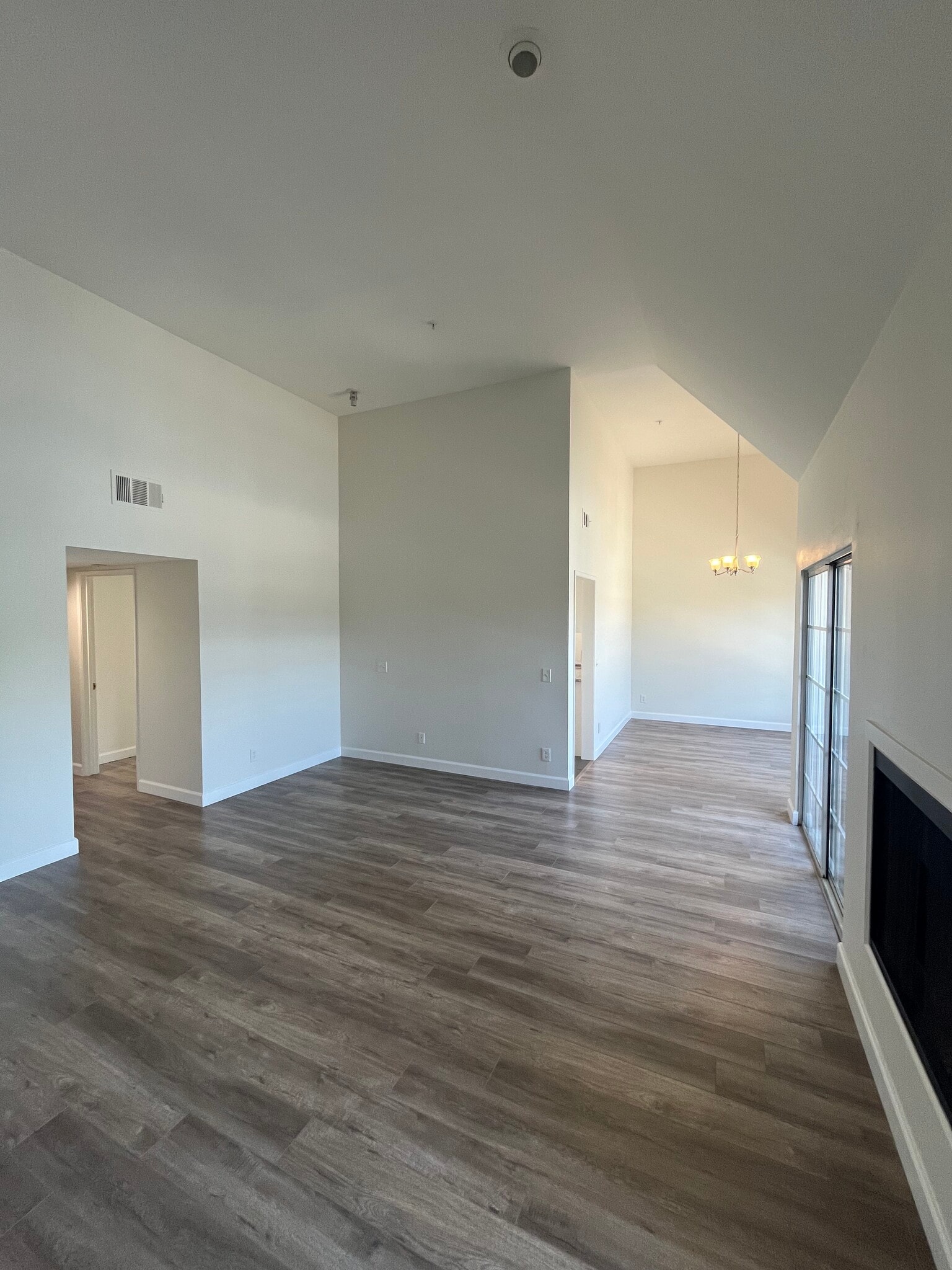 living room/dining room - 522 N Jackson St