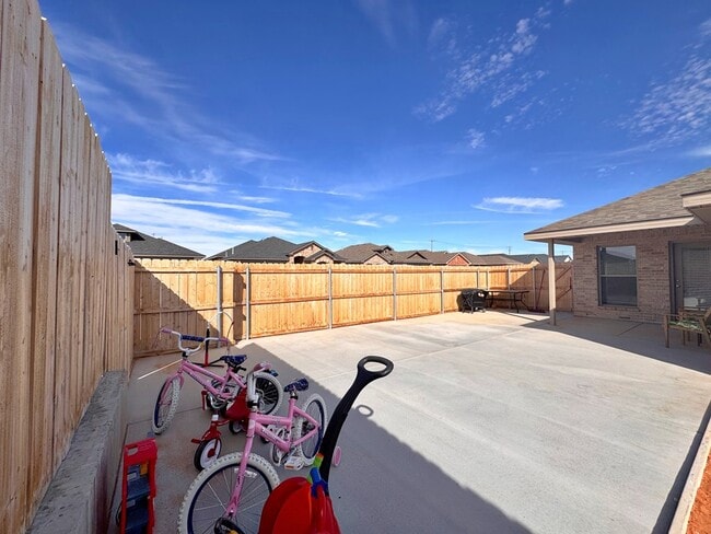 Building Photo - 10817 Saloon St