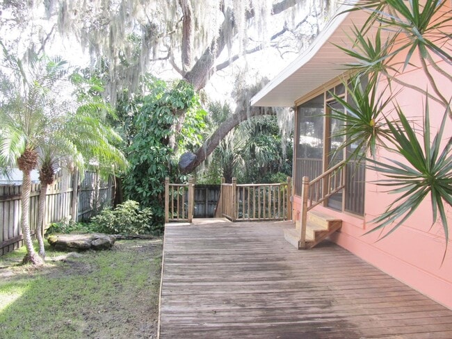 Building Photo - 204 River Heights Dr