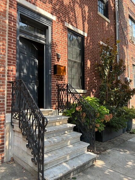 Building Photo - 231 Catharine St