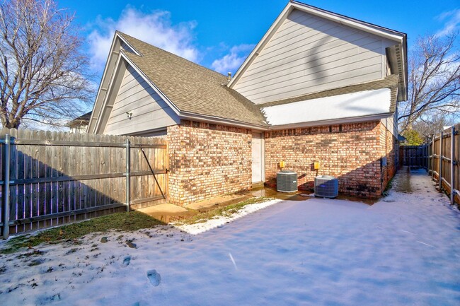 Building Photo - Inviting 3-Bedroom Home with Fireplace & P...