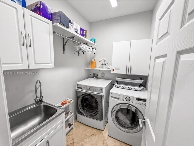 Building Photo - 2514 Poinciana Dr