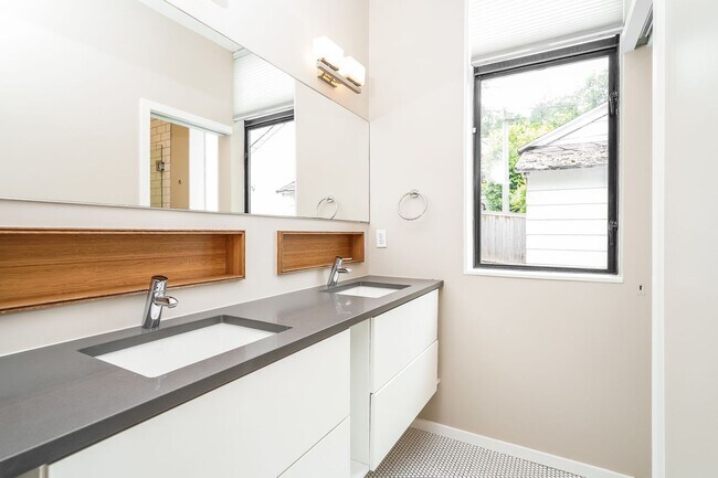 Building Photo - Inviting 3bed Seattle Home with Garage, Yard, and Parking!