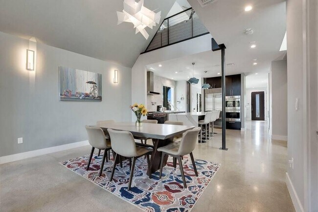 Building Photo - 1802 W 10th St