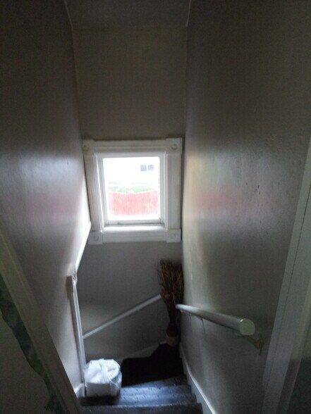 Building Photo - 520 Lawrence Ave