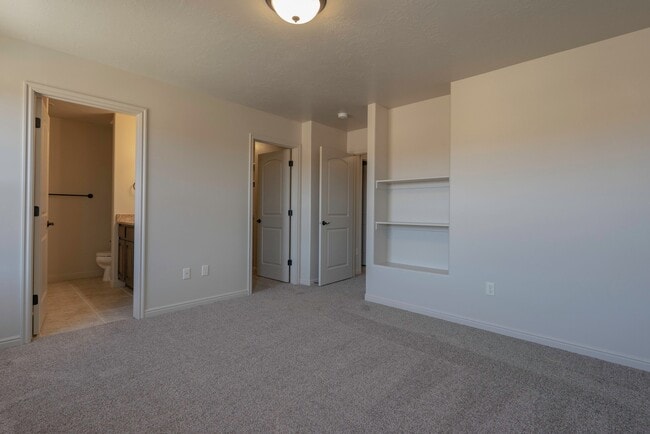 Building Photo - Townhome available in Millcreek Springs with a community pool!