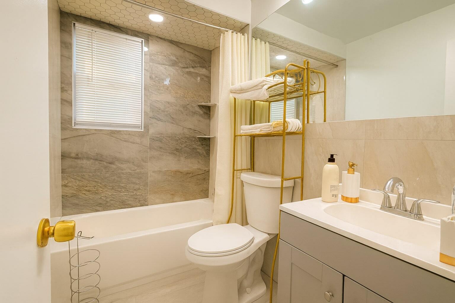 DESIGNER BATHROOM - 11 Pilgrim Ct