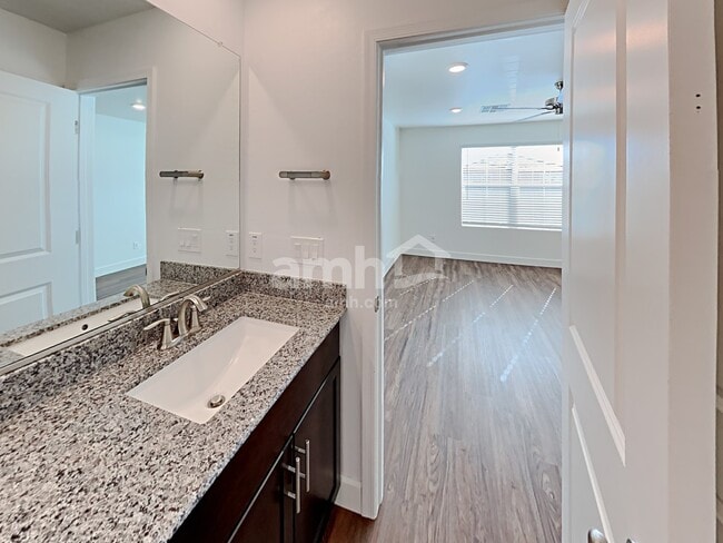 Building Photo - 632 W Hackamore Ave