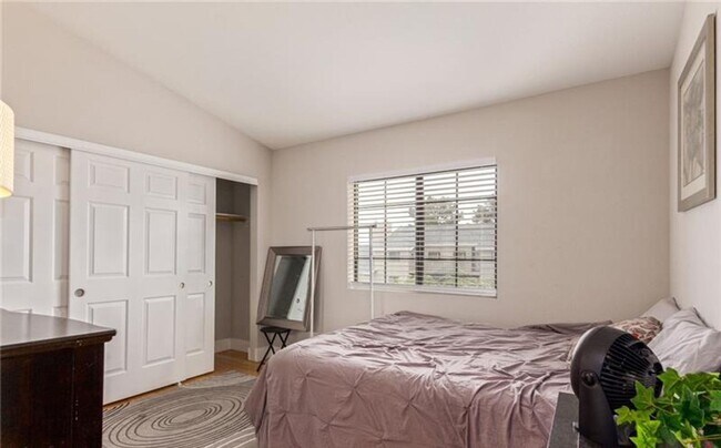 Building Photo - BEAUTIFULLY FURNISHED 2 BEDROOM CONDO