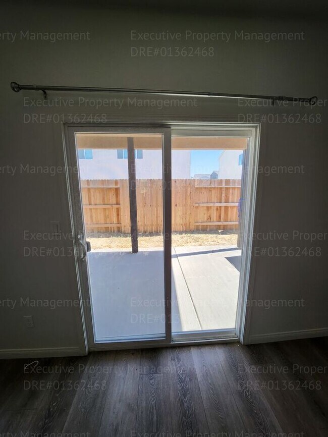 Building Photo - 3 bedroom/ 2 bathroom home located in a cu...