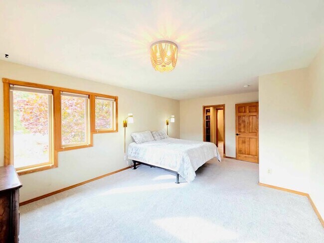 Building Photo - Gorgeous 4 Bed, 3 Bath Home w/ STUNNING RIVER FRONT VIEWS!!