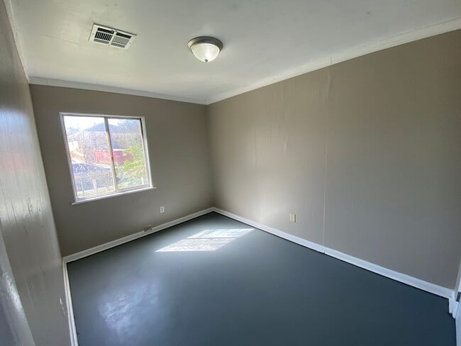 Building Photo - Spacious 4-Bedroom Home – Section 8 Welcome!