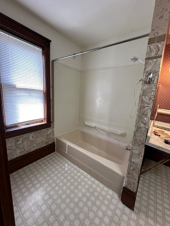 Building Photo - Superb 3 Bed 2 Bath close to UWEC! Availab...