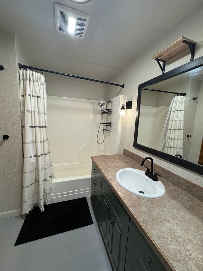 Building Photo - 3 Bdrm, 3 Bath home in Lynnewood with Gourmet Kitchen, 3 miles to Sky Lakes Medical Ctr and OIT