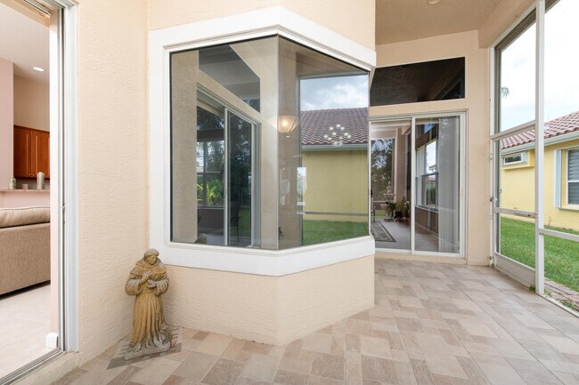 Building Photo - 665 SW Lake Charles Cir