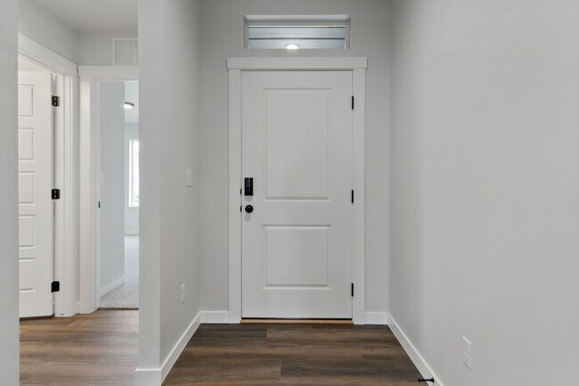 Building Photo - 3117 S Old Farm Ave