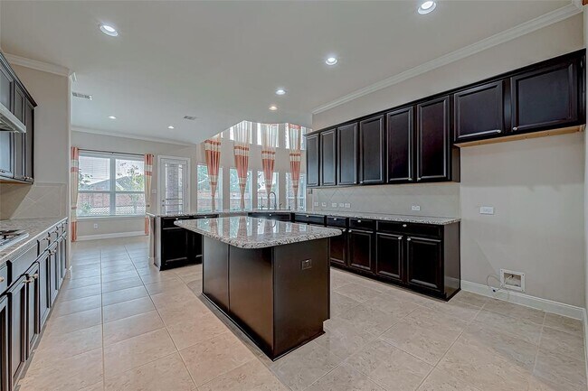 Building Photo - 25719 Oakwood Knoll Dr