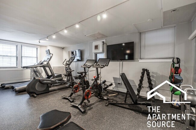 Building Photo - 1140 N La Salle Dr