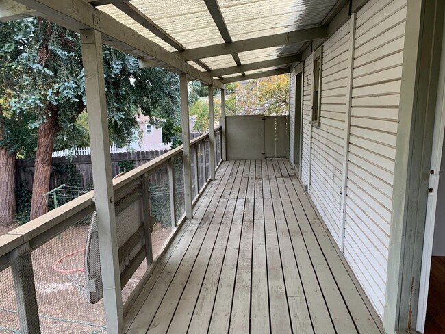 Building Photo - Great Location. 2 Bedroom Home