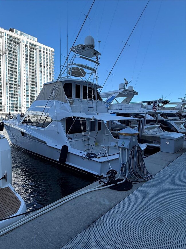 Building Photo - 17111 Biscayne Blvd