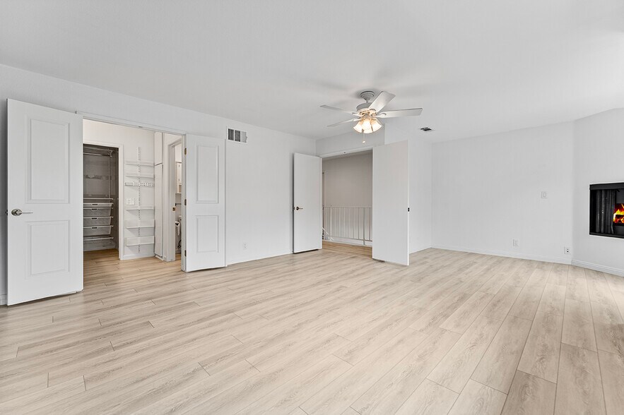 Building Photo - 10341 Canoga Ave
