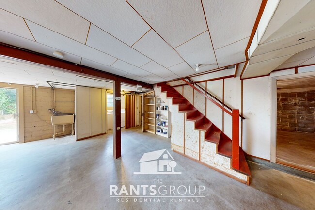 Building Photo - 2-Bedroom Home with Basement on a Spacious...