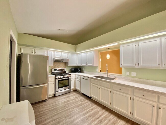 Building Photo - Charming 4BR Home in Haile Plantation with...