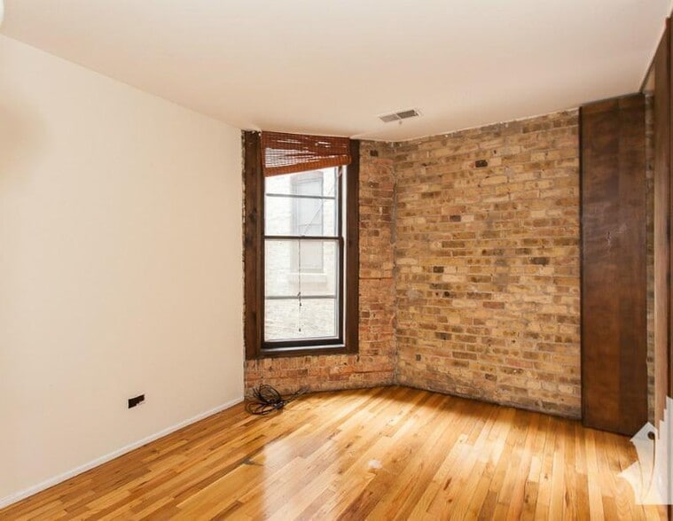 Building Photo - 606 W Surf St