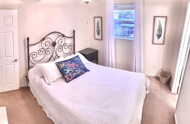 Building Photo - 215 Pompano Ln