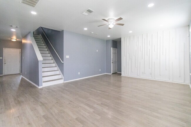 Building Photo - 6505 Clear Brook Dr