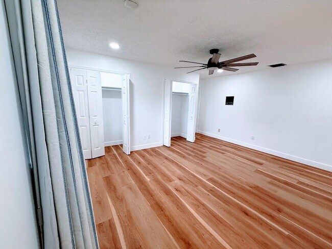 Building Photo - 465 SE Naranja Ave