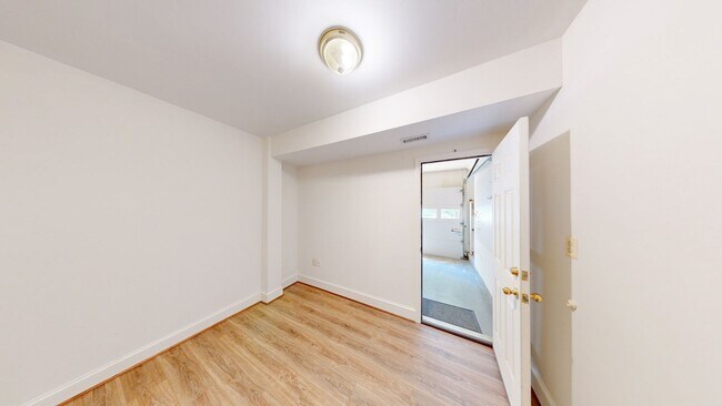 Building Photo - READY TO GO 3 LVL - 3 bed + 2 full and 2 half bath TH