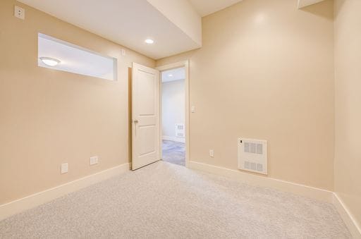 Building Photo - $1000 off your first month! QA spacious one bedroom $2275