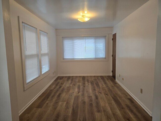 Building Photo - 1384 Pondview Ave