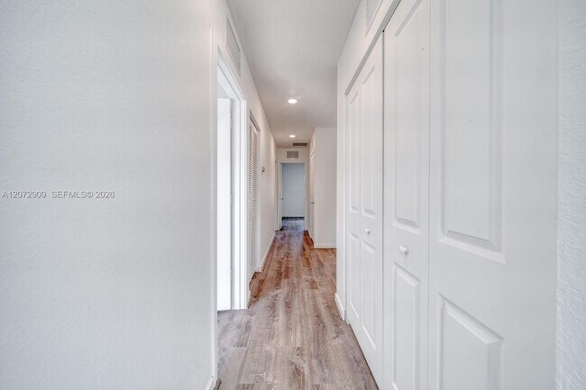 Building Photo - 1090 SE 23rd Ave